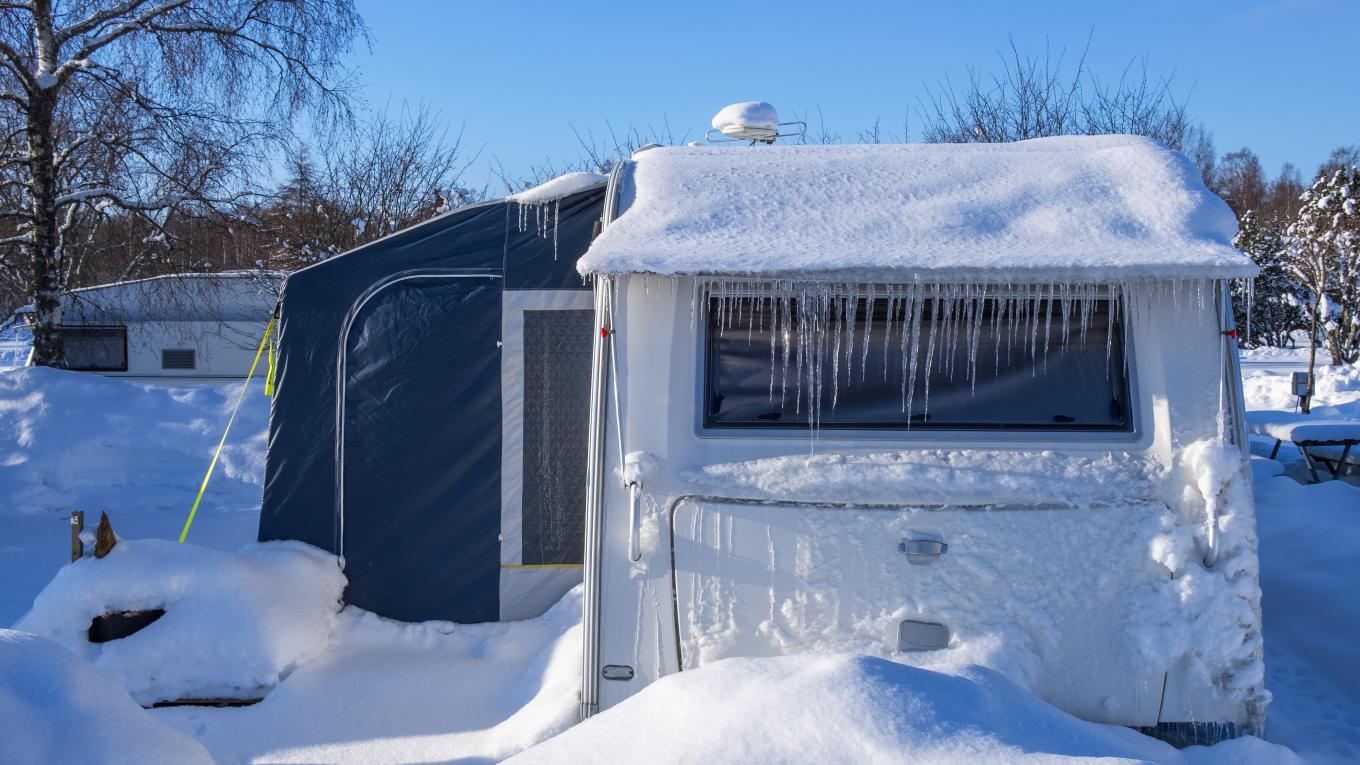 Står vognen ude om vinteren, så husk at besøge den med jævne mellemrum. Foto: Adobestock Står vognen ude om vinteren, så husk at besøge den med jævne mellemrum. Foto: Adobestock