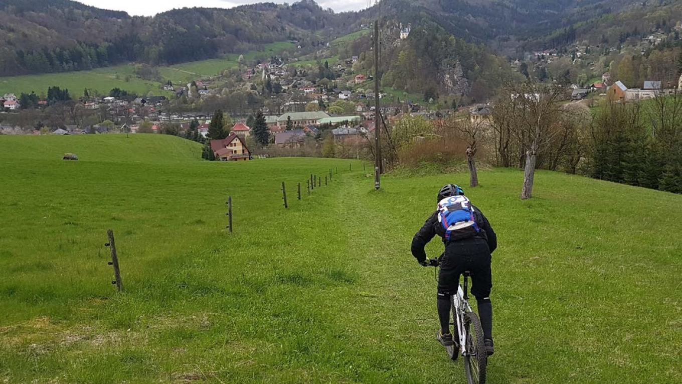 På vej ned mod Malá Skála på mountainbiken. Det bøhmiske paradis, Tjekkiet, Malá Skála, mountainbike