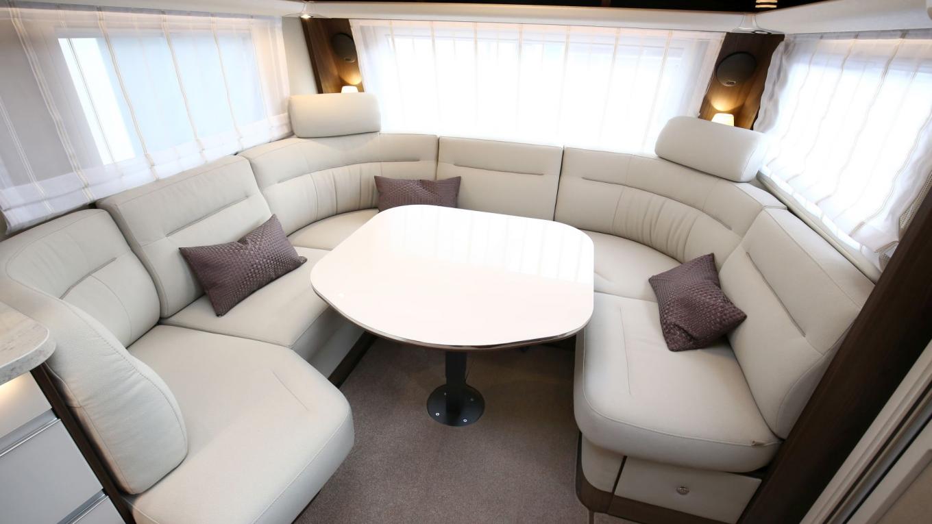 Hymer Eriba Nova S er fyldt med fine interiørdetaljer, som vægge med læderlook, LED-lys og stor loftslampe med indbyggede spots. Hym