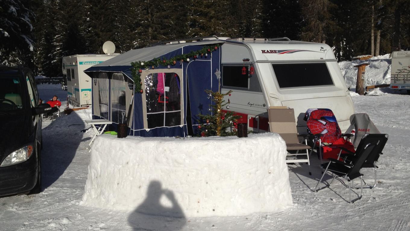Man kan sagtens holde jul på campingpladsen som familien Hansen. Her er de i Østrig. jul på campingpladsen, vintercamping, Østrig