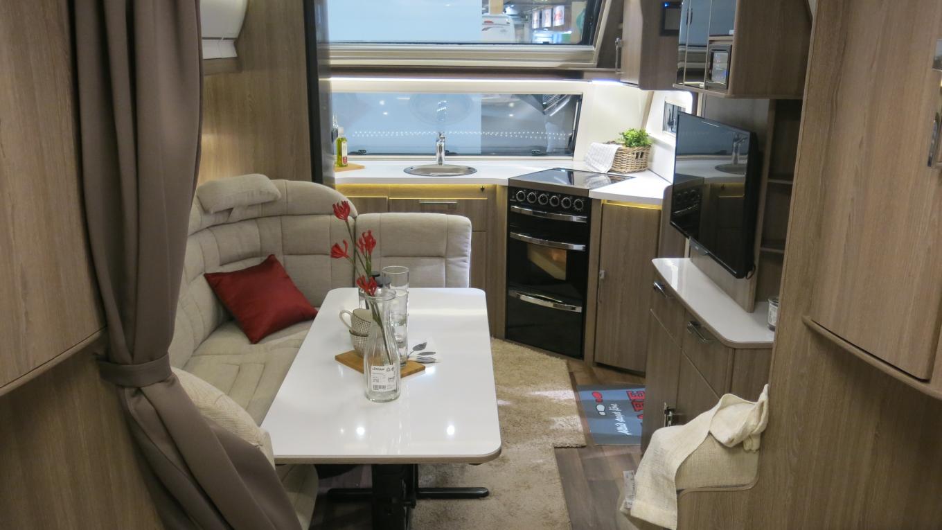 Et kig ned gennem Royal 630 FK. Bemærk den store siddegruppe og stol centralt i vognen. Kabe Royal 630 FK, campingvogn, stort køkken