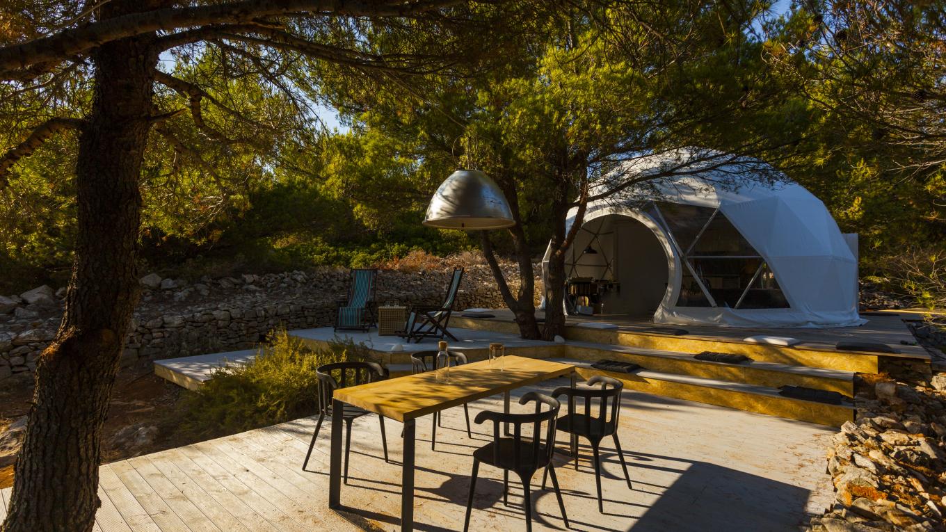 Globelignende, gennemsigtige hytter giver en nærhed til naturen her på øen Misjak. Kroatien, glamping, camping, luksuscamping, luksustelt, luksushytte, globelignenede