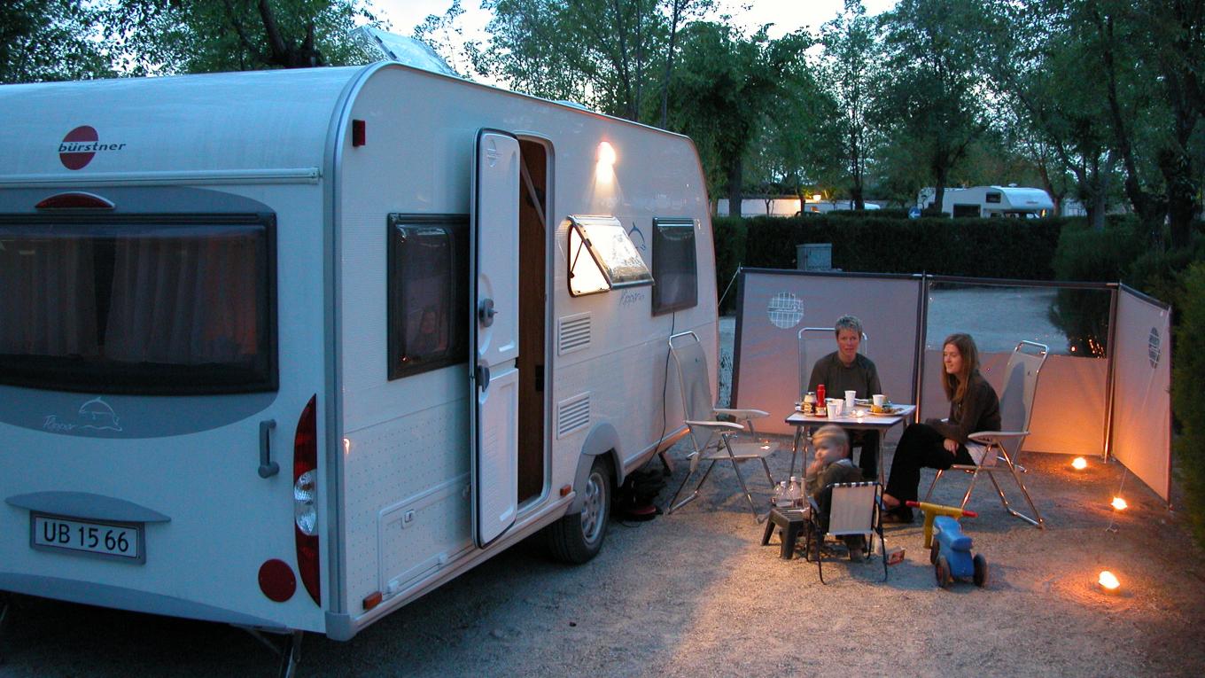 Aftenhygge foran campingvognen