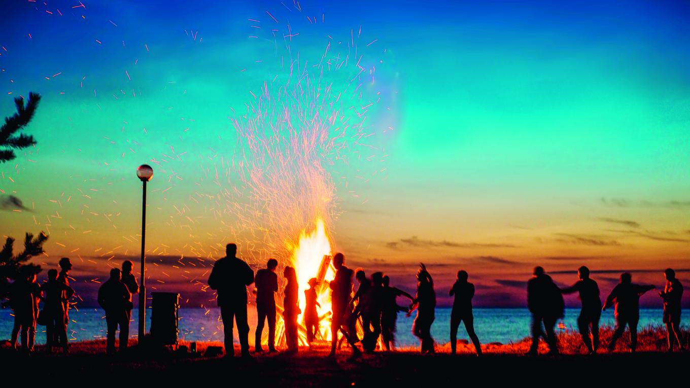 Bål, heks, taler og sang. Det er tid til sankthans, som markeres på flere af DCU’s campingplader. Sankthans, camping, campingpladser, DCU, midsommer