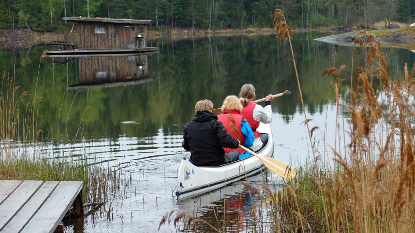 Hytten er forankret i bunden af søen via en kraftig metalkæde, og derfor flyder den stille og roligt rundt på søen. Värmland, Sverige, aktiv ferie, kano, hytte på sø