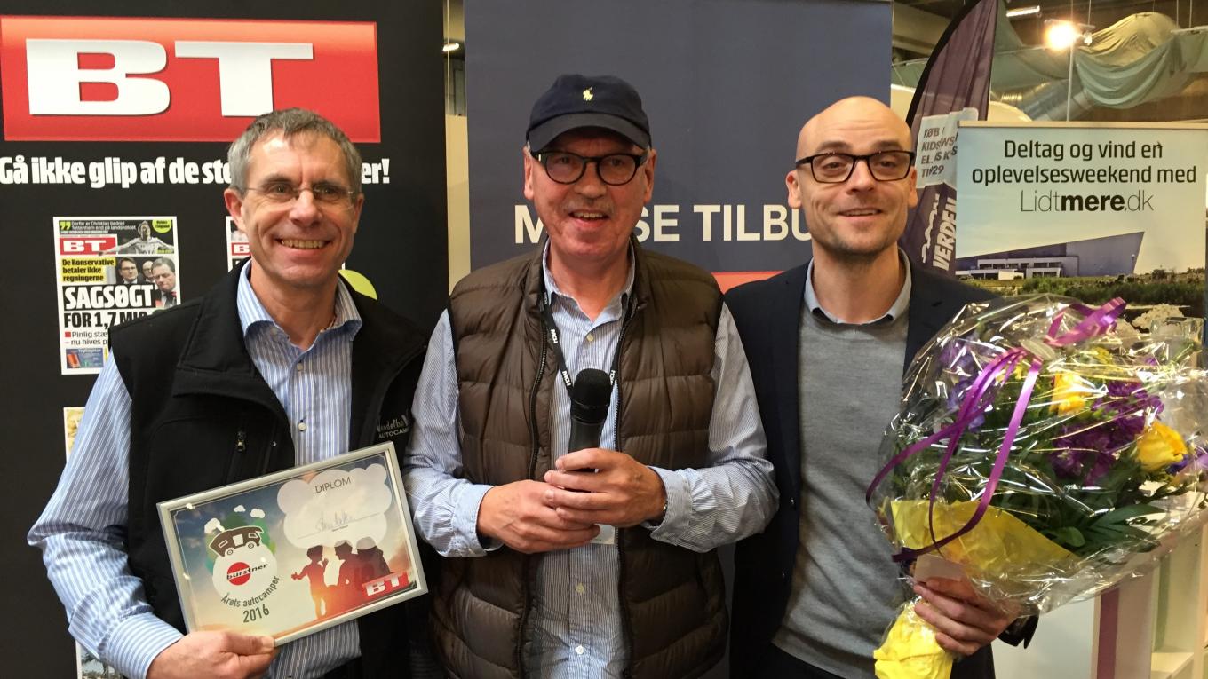 Bürstner Ixeo IT 680 blev Årets Autocamper 2016 - kåret på Ferie for Alle messen i Herning af BT. På billedet ses forhandler Torben Jensen, Vendelbo Vans (tv), Steen Nielsen, BT og Steen Rasmussen fra Intercamp (th)