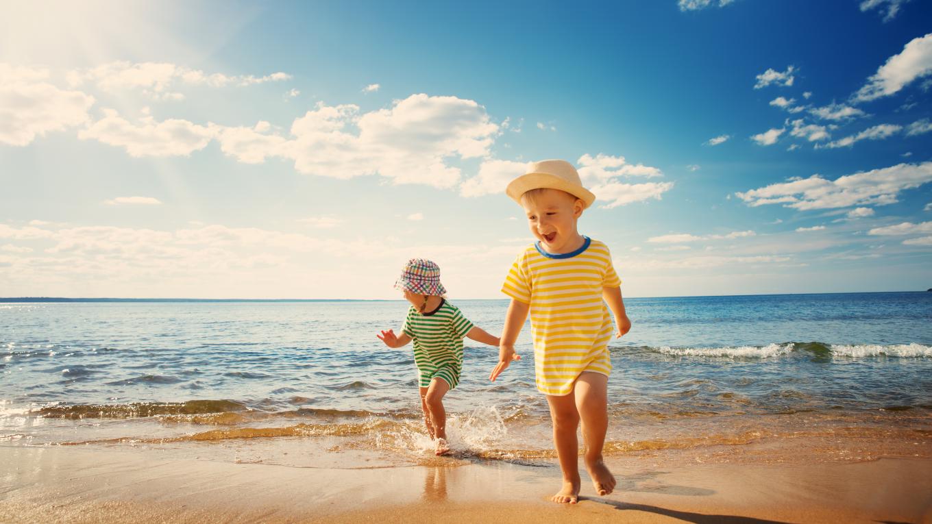 Vejlby Fed Strand Camping Børn der leger på stranden