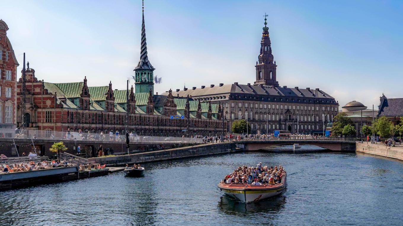 foto: Stromma Kanalrundfart foran Børsen i København