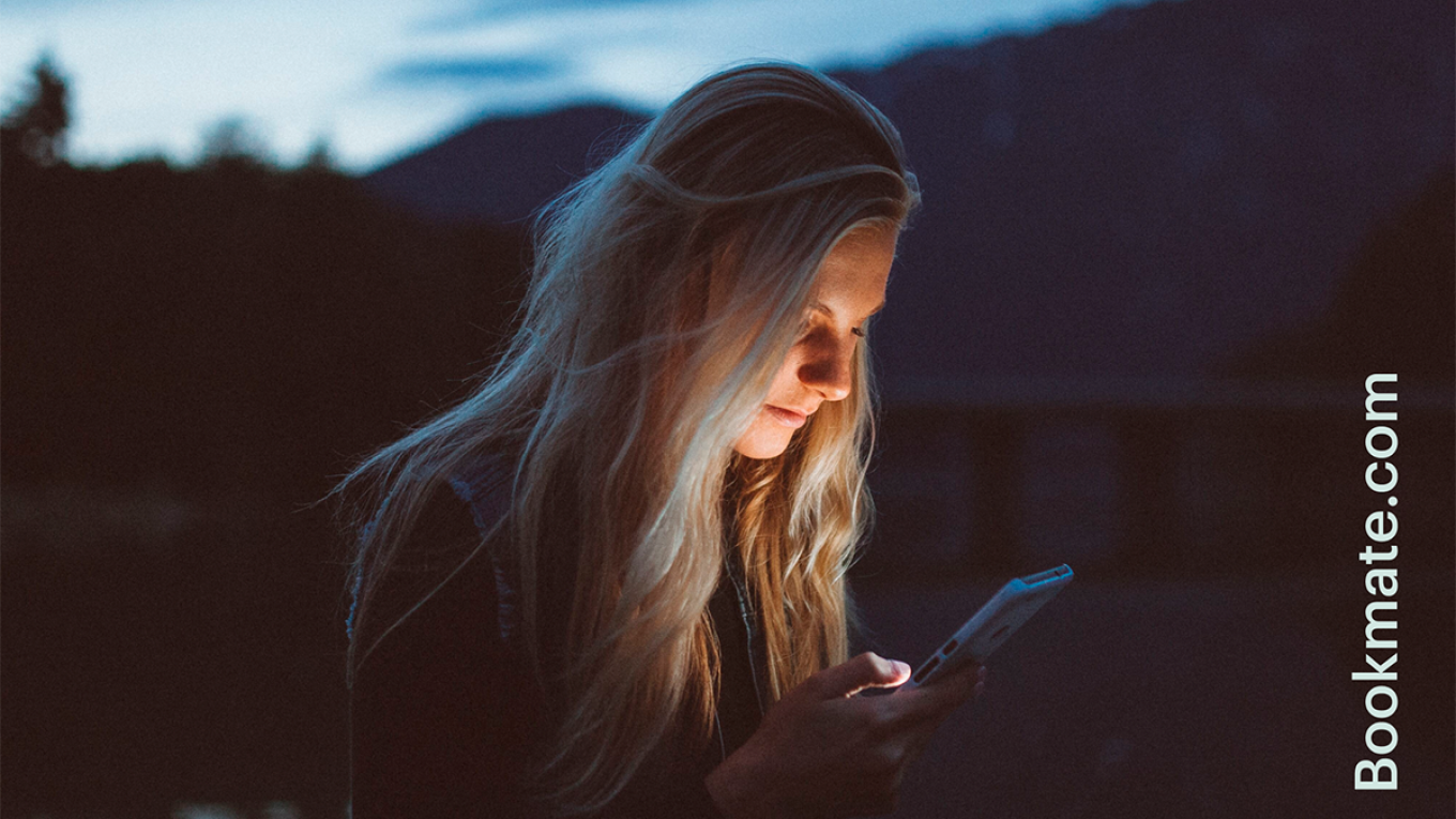 Bookmate Billede af person som læser bog på mobiltelefon