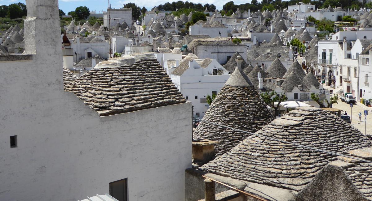 Trulli-området og hovedbyen Alberobello er kendetegnet ved cirkelrunde, hvide småhuse med kegleformede skifertage. Italien, Syditalien, Apulien, Italiens hæl, Alberobello, Trulli, autocampertur
