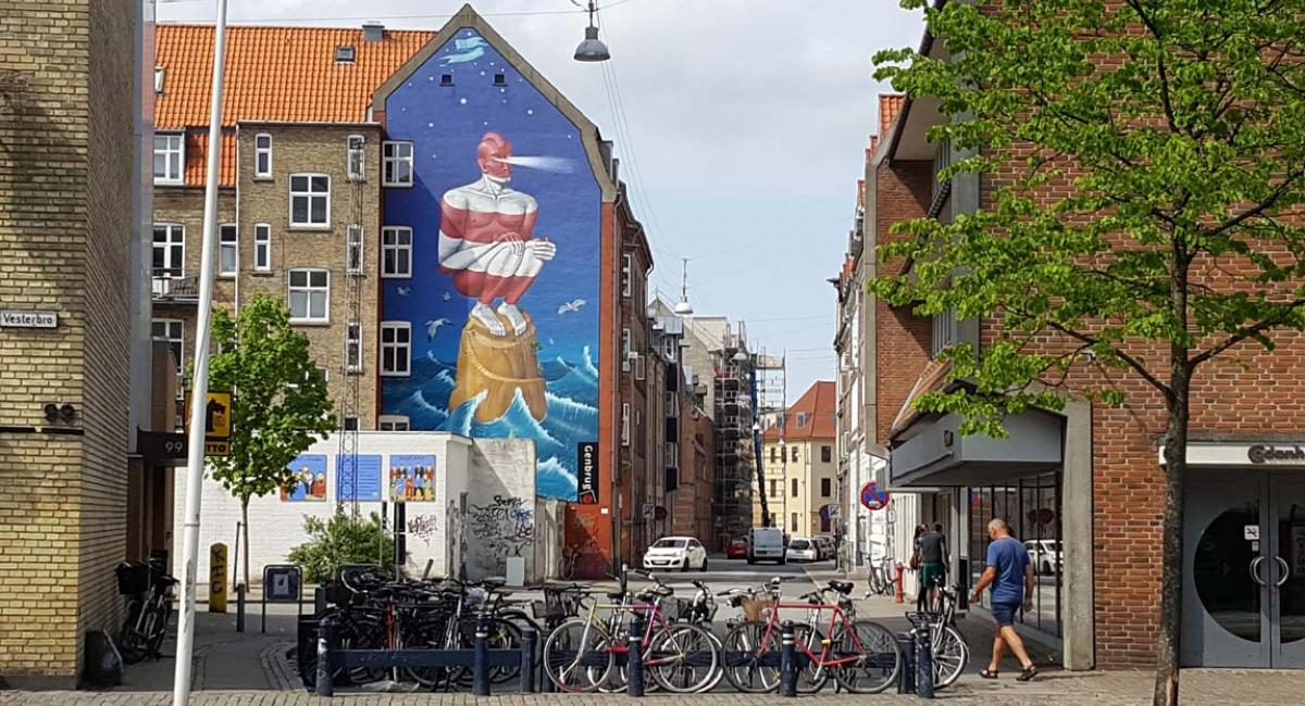 Kulørt murmaleri "Lighthouse" på Holbergsgade 1 af kunstnerduoen AEC. Lighthouse, Holbergsgade 1, Aalborg, kunstnerduoen AEC, murmaleri