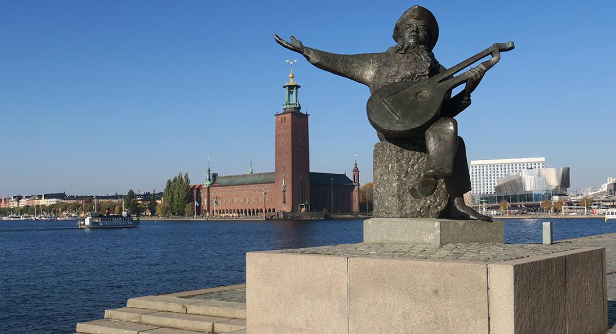 Den svenske sanger og komponist, Evert Taube, har fået sin egen fine plads i Stockholm. statue, Evert Taube, Stockholm, Sverige