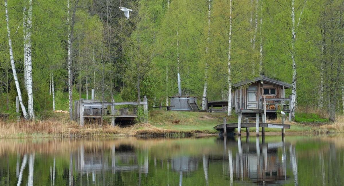 De to vildmarksbade og saunaen ligger i første parket til søen, og det er skønt at sidde i skumringen og nyde den smukke, stille sø. Värmland, Sverige, Eldansøen, sø, aktiv ferie, vildmarksbade, sauna